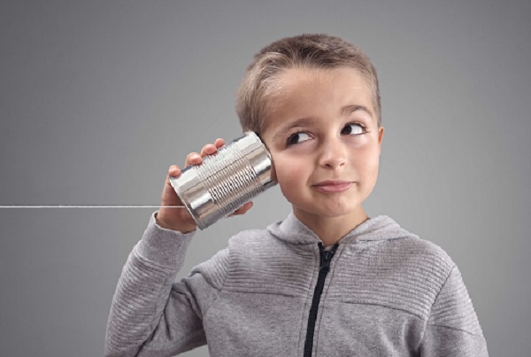 Junge hört Neuigkeiten